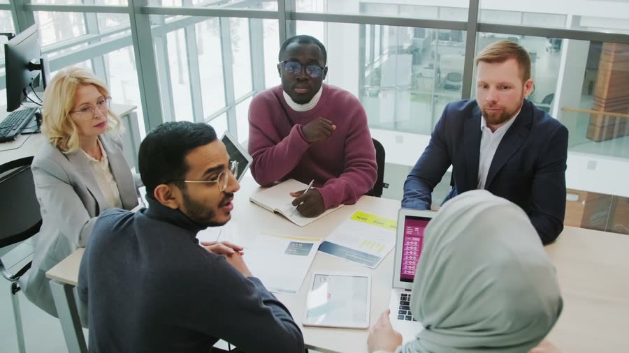 Engagement rate berekenen: formule, benchmarks en wat goed is in 2026